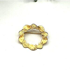 Vintage Gold Tone Wreath Brooch Pin